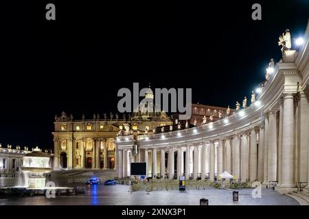 Night scene of Saint Peter's Square in Vatican City, the papal enclave in Rome, with St. Peter's Basilica in the background, UNESCO, Rome, Lazio Stock Photo