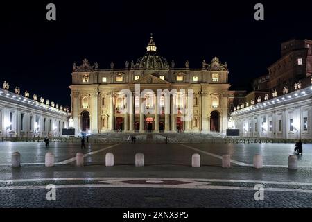 Night scene of Saint Peter's Square in Vatican City, the papal enclave in Rome, with St. Peter's Basilica in the background, UNESCO, Rome, Lazio Stock Photo