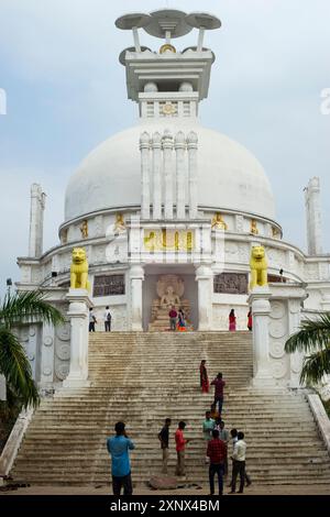 Dhauligiri Shanti Stupa (Dhauli Peace Pagoda), completed in 1972 with the collaboration of Nippon Buddha Sangha, atop Dhauli Hills on site of ancient temple, Bhubaneswar, Odisha, India Stock Photo