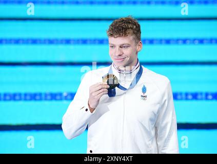 France’s Leon Marchand with his Gold medal after winning in the Men’s 200m Individual Medley at the Paris La Defense Arena on the seventh day of the 2024 Paris Olympic Games in France. Picture date: Friday August 2, 2024. Stock Photo