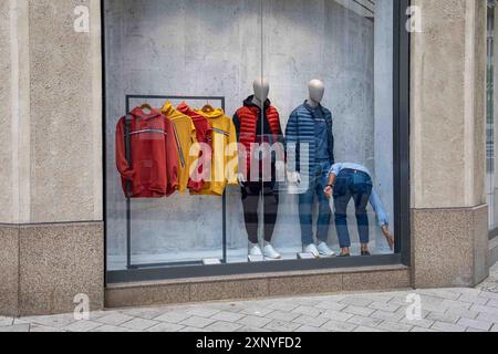 Window dresser in window display at Mönckebergstrasse 29-31 in Altstadt district of Hamburg, Germany Stock Photo