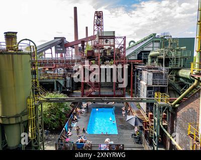 The works swimming pool at the Zollverein coking plant, always in operation during the North Rhine-Westphalia summer holidays, former art object, now Stock Photo