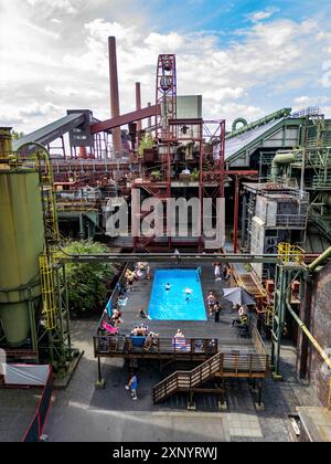 The works swimming pool at the Zollverein coking plant, always in operation during the North Rhine-Westphalia summer holidays, former art object, now Stock Photo