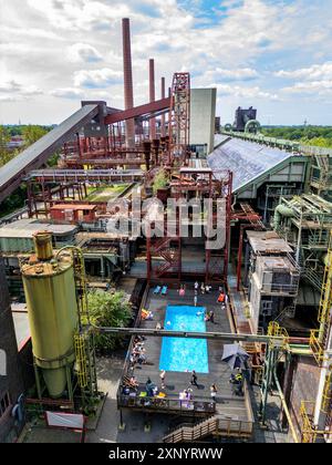 The works swimming pool at the Zollverein coking plant, always in operation during the North Rhine-Westphalia summer holidays, former art object, now Stock Photo