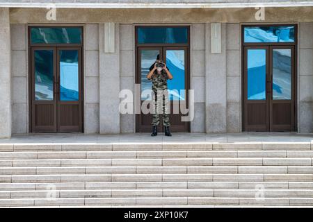 Korean soldier observes border between South and North Korea, Joint ...