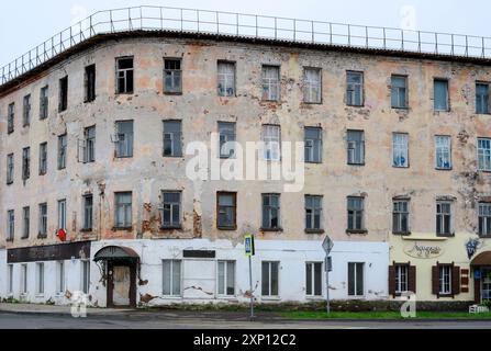 RYBINSK, RUSSIA - AUGUST 20, 2023. An old shabby multi-storey brick house preparing for reconstruction Stock Photo