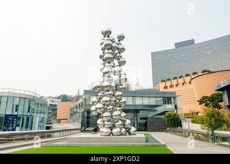 Hannam-dong, Yongsan-gu, Seoul, South Korea - August 23, 2023 Summer view of metal bead statue Tall Tree and the Ey made by Anish Kapoor . High qualit Stock Photo