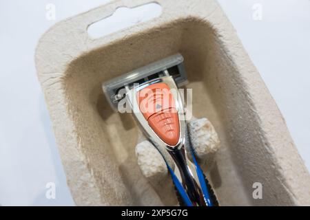 Plastic free packaging of razor blade Stock Photo - Alamy