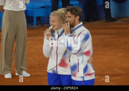 Roland Garros Stadium, 2 Av. Gordon Bennett, 75016 Paris, France, Aug 2, 2024. Katerina Siniakova and Tomas Machac of the Netherlands win Gold in Mixed Tennis Doubles at the 2024 Paris Olympics.  Credit: ©Julia Mineeva/EGBN TV News/Alamy Live News Stock Photo