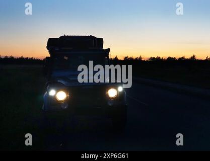 Englands Allrad -Kultauto Landrover Defender in verschiedenen Aktionen und Positionen. 122 PS, 90 kw, 4 Zylinder, Gangmanuell, Antrieb, Allrad, permanent, permanent Allrad, Mitten Differenzialsperre, Lehrgewicht 2126 kg, Zeitgewicht jetzt 3500kg, Baujahr 2010, Diesel, Landrover Defender *** Englands all-wheel cult car Landrover Defender in various actions and positions 122 hp, 90 kw, 4 cylinders, gear manual, drive, all-wheel, permanent, permanent all-wheel, center differential lock, curb weight 2126 kg, current weight 3500kg, year of construction 2010, diesel, Landrover Defender Stock Photo