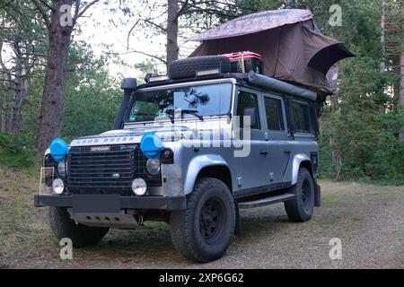 Englands Allrad -Kultauto Landrover Defender in verschiedenen Aktionen und Positionen. 122 PS, 90 kw, 4 Zylinder, Gangmanuell, Antrieb, Allrad, permanent, permanent Allrad, Mitten Differenzialsperre, Lehrgewicht 2126 kg, Zeitgewicht jetzt 3500kg, Baujahr 2010, Diesel, Landrover Defender *** Englands all-wheel cult car Landrover Defender in various actions and positions 122 hp, 90 kw, 4 cylinders, gear manual, drive, all-wheel, permanent, permanent all-wheel, center differential lock, curb weight 2126 kg, current weight 3500kg, year of construction 2010, diesel, Landrover Defender Stock Photo