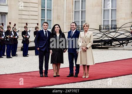 Paris, France. 26th July, 2024. Antonin Burat/Le Pictorium - Reception for heads of state and government at the Elysee Palace, for the launch of Paris 2024 Olympic Games. - 26/07/2024 - France/Elysee palace/Paris - President of Kosovo Vjosa Osmani Sadriu and her husband Prindon Sadriu received by French President Emmanuel Macron and his wife Brigitte Macron at the Elysee Palace for the launch of Paris 2024 Olympic Games, on July 26, 2024. Credit: LE PICTORIUM/Alamy Live News Stock Photo