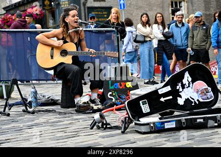 Edinburgh, Scotland, UK. 4th Aug 2024. Edinburgh Fringe: Fringe performers on a busy Royal Mile on the opening weekend. Laura Silverstone. Credit: Craig Brown/Alamy Live News Stock Photo