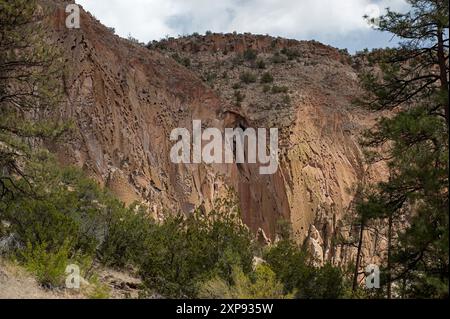 Cliff of volcanic tuff along the 'Falls Lower Frijoles' trail at the Bandelier National Monument Stock Photo