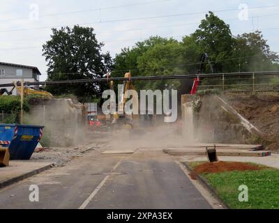 ...jetzt geht es den Fundamenten der ehemaligen Bahnbruecke an den Beton... Bahnbruecke Neuss Abriss Bagger Aktion *** The foundations of the former railroad bridge are now being demolished by the excavator. Stock Photo