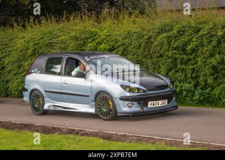 2004 Silver Peugeot 206 SW S Estate Car Petrol 1360 cc Peugeot 206 SW 1.4 16V Quicksilver 5d; arriving in Worden Park Motor Village for the Leyland Festival, UK Stock Photo