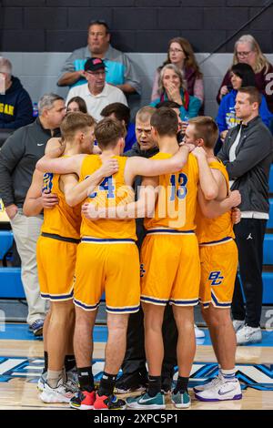 Coach Marc Davidson instructs his Blackhawk Christian Braves boys high school basketball team during a game at Lakewood Park near Auburn, Indiana, USA Stock Photo