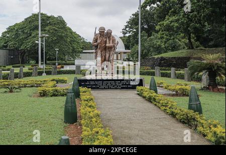 Manila Bay, Philippines. Aug 04,2024: The Pacific War Memorial on Corregidor Island, erected in 1968 by United States to commemorate WW2 soldiers was first American monument on Philippine soil since the country independence. This 'Brothers in Arms' statue, depicting a wounded Filipino man supported by a strong American soldier, is sometimes criticized by some Filipinos who see it as an allegory of current situation & regret that the archipelago is dependent on American funding to ensure its defense. The U.S. announced this week $500 million in military aid. Credit: Kevin Izorce/Alamy Live News Stock Photo