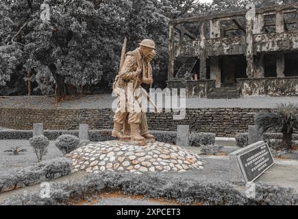 Manila Bay, Philippines. Aug 04,2024: Battle of the Pacific ruins on Corregidor Island & a symbolic statue 'Brothers in Arms' depicting a weak & wounded Filipino man supported by a strong American soldier. This monument, part of the Pacific War Memorial erected in 1968 by United States government to commemorate WW2 soldiers, is sometimes criticized by some Filipinos who see it as an allegory of current situation & regret that the archipelago is dependent on American funding to ensure its defense. The U.S. announced this week $500 million in military aid. Credit: Kevin Izorce/Alamy Live News Stock Photo