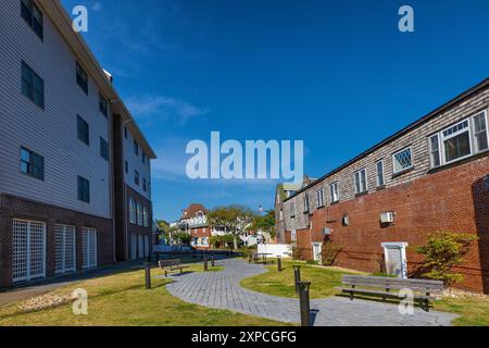 A small courtyard between residential buildings leads from the harbor to downtown shopping in Manteo on Roanoke Island in Outer Banks, North Carolina, Stock Photo