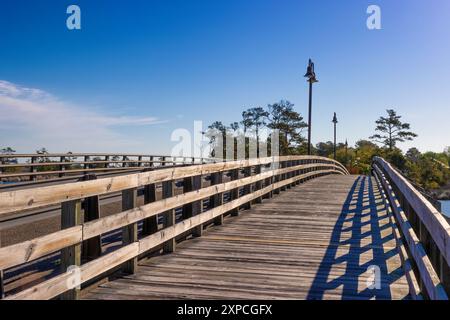 Boardwalk bridge along the habor in Manteo, on Roanoke Island in Outer Banks, North Carolina, USA. Stock Photo