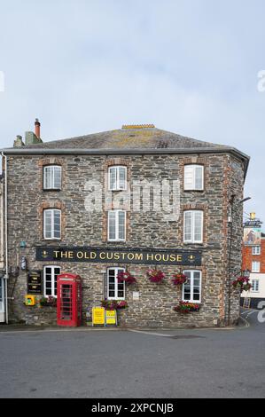 Exterior of The Old Custom House pub and restaurant on South Quay Padstow Harbour Cornwall England UK Stock Photo