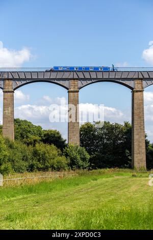 Canal narrowboat crossing 38 meters high above the Dee valley on the  Pontcysyllte Aqueduct near Llangollen North Wales, a UNESCO world heritage site Stock Photo