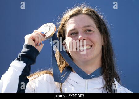 Paris, France. 05th Aug, 2024. Olympics, Paris 2024, Canoe/Slalom, Kayak Cross, Women, Final, Vaires-sur-Marne Nautical Stadium, Kimberley Woods from Great Britain shows her medal at the award ceremony. Credit: Sebastian Kahnert/dpa/Alamy Live News Stock Photo