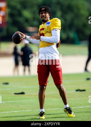 Washington Commanders quarterback Jayden Daniels (5) throws during an ...