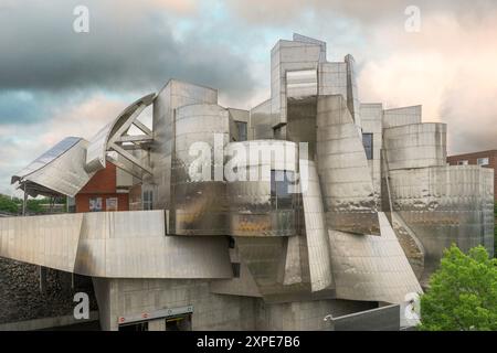 The Frank Gehry designed Weisman Art Museum at 333 E River Road in Minneapolis, Minnesota Stock Photo