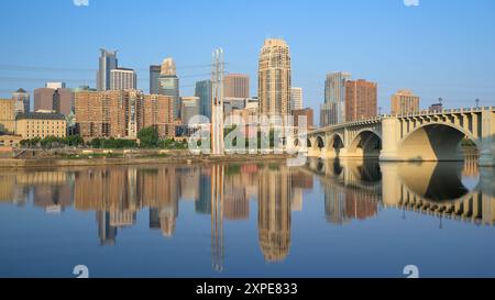 Downtown Minneapolis and the 3rd Avenue bridge from across the Mississippi River at Water Power Park in Minneapolis, Minnesota Stock Photo