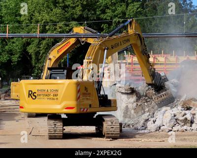 ...jetzt geht es den Fundamenten der ehemaligen Bahnbruecke an den Beton... Bahnbruecke Neuss Abbruch Bagger Teamwork *** The foundations of the former railroad bridge are now being demolished Railroad bridge Neuss Demolition excavator teamwork Stock Photo