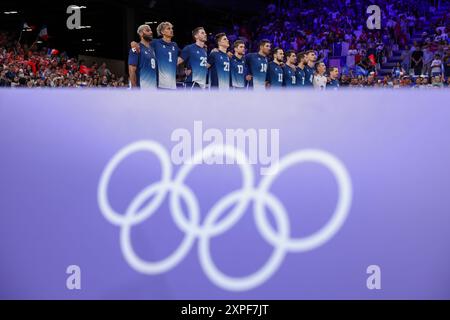 Paris, France. 05th Aug, 2024. Julien Mattia/Le Pictorium - Volleyball- Quarter-finals France/Germany - Paris 2024 - 05/08/2024 - France/Ile-de-France (region)/Paris - French Team poses for the national anthems during the Men's Volleyball Quarter Finals between France and Germany at the Paris Olympics, at the Arena Paris Sud, August 5, 2024. Credit: LE PICTORIUM/Alamy Live News Stock Photo