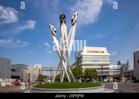 Porscheplatz, Stuttgart Zuffenhausen mit Porsche Museum und Hauptverwaltung. Kunstwerk Inspiration 911 von Gerry Judah am Porscheplatz: drei Stelen, die in bis zu 24 Metern Höhe je einen Porsche 911 präsentieren. // 03.08.2024: Stuttgart, Baden-Württemberg, Deutschland *** Porscheplatz, Stuttgart Zuffenhausen with Porsche Museum and headquarters Artwork Inspiration 911 by Gerry Judah on Porscheplatz three steles, each presenting a Porsche 911 at a height of up to 24 meters 03 08 2024 Stuttgart, Baden Württemberg, Germany Stock Photo