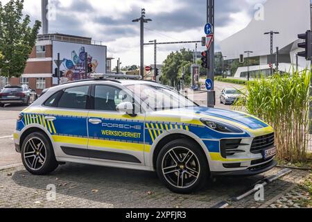 Porscheplatz, Stuttgart Zuffenhausen mit Porsche Museum und Hauptverwaltung. Fahrzeug Porsche Macan, Werksicherheit. // 03.08.2024: Stuttgart, Baden-Württemberg, Deutschland *** Porscheplatz, Stuttgart Zuffenhausen with Porsche Museum and Head Office Vehicle Porsche Macan, Factory Safety 03 08 2024 Stuttgart, Baden Württemberg, Germany Stock Photo