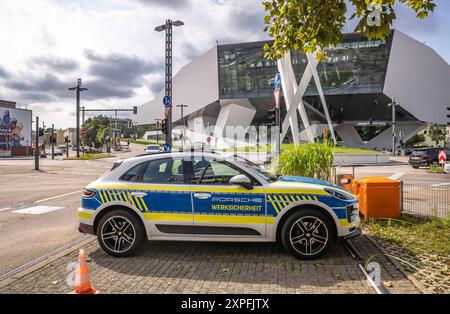 Porscheplatz, Stuttgart Zuffenhausen mit Porsche Museum und Hauptverwaltung. Fahrzeug Porsche Macan, Werksicherheit. // 03.08.2024: Stuttgart, Baden-Württemberg, Deutschland *** Porscheplatz, Stuttgart Zuffenhausen with Porsche Museum and Head Office Vehicle Porsche Macan, Factory Safety 03 08 2024 Stuttgart, Baden Württemberg, Germany Stock Photo