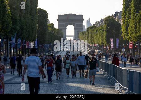 Paris, France. 05th Aug, 2024. Atmosphere during Paris 2024 Olympic Games, as seen on the Champs-Elysees avenue, in Paris, France, on August 5th, 2024. Photo by Balkis Press/ABACAPRESS.COM Credit: Abaca Press/Alamy Live News Stock Photo