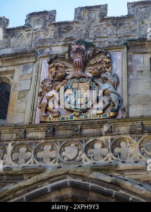 High Street Gate, Dieu et mon droit, Royal coat of Arms, Town Side Gate to Sailsbury Cathedral Grounds, Sailsbury, Wiltshire, England, UK, GB. Stock Photo