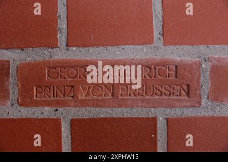 Georg Friedrich Prinz von Preussen steht als Spender auf einem vermauerten Ziegelstein im Treppenhaus des wiederaufgebauten Turms der Garnisonkirche im Rahmen einer Pressekonferenz zum Festakt zur Einweihung, Potsdam, 6. August 2024. Garnisonkirche Potsdam *** Georg Friedrich Prince of Prussia stands as a donor on a walled brick in the stairwell of the rebuilt tower of the Garrison Church during a press conference for the inauguration ceremony, Potsdam, August 6, 2024 Garrison Church Potsdam Stock Photo