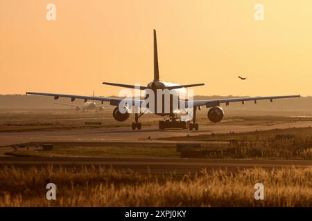 Ein Flugzeug der Fluggesellschaft DHL European Air Transport - EAT, Airbus A300B4-622RF, D-AZMP auf dem Flughafen Frankfurt a.M. mit einem Pusher. Flughafen Frankfurt a.M. am 06.08.2024 in Frankfurt a.M./Deutschland. *** An airplane of the airline DHL European Air Transport EAT , Airbus A300B4 622R F , D AZMP at Frankfurt a M airport with a pusher Frankfurt a M airport on 06 08 2024 in Frankfurt a M Germany Stock Photo