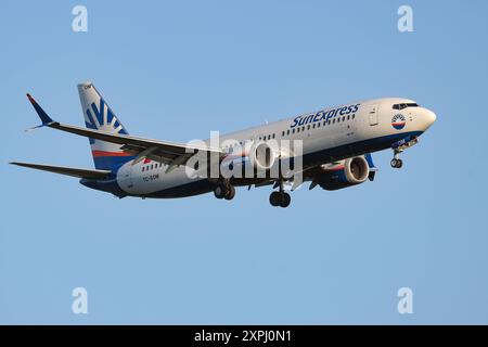 Ein Flugzeug der Fluggesellschaft SunExpress, Boeing 737-8 MAX, Kennung TC-SOM im Landeanflug auf den Flughafen Frankfurt a.M. Flughafen Frankfurt a.M. am 06.08.2024 in Frankfurt a.M./Deutschland. *** An airplane of the airline SunExpress, Boeing 737 8 MAX, registration TC SOM approaching Frankfurt a M Airport Frankfurt a M Airport Frankfurt a M on 06 08 2024 in Frankfurt a M Germany Stock Photo