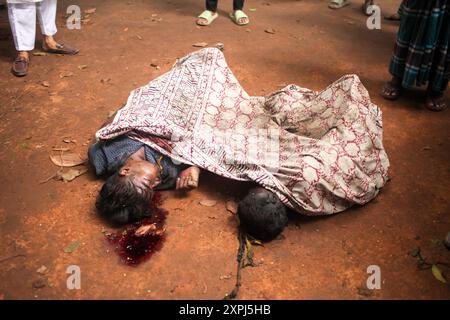 EDS NOTE GRAPHIC CONTENT. Dhaka, Dhaka, Bangladesh. 6th Aug, 2024. Tow charred body is seen lying in front of The Bangabandhu Memorial Museum on the road in Dhaka, Bangladesh on 06 August 2024.The Bangabandhu Memorial Museum is set on fire by anti-government protestors in Dhaka on August 5, 2024. (Credit Image: © Abu Sufian Jewel/ZUMA Press Wire) EDITORIAL USAGE ONLY! Not for Commercial USAGE! Credit: ZUMA Press, Inc./Alamy Live News Stock Photo