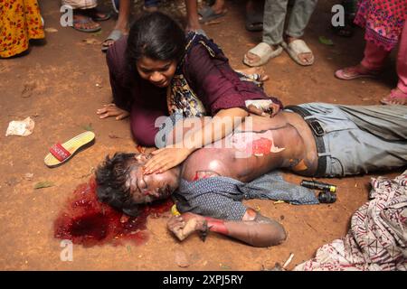 EDS NOTE GRAPHIC CONTENT. Dhaka, Dhaka, Bangladesh. 6th Aug, 2024. A mother crying after finding her child's charred body in front of The Bangabandhu Memorial Museum on the road in Dhaka, Bangladesh on 06 August 2024.The Bangabandhu Memorial Museum is set on fire by anti-government protestors in Dhaka on August 5, 2024. (Credit Image: © Abu Sufian Jewel/ZUMA Press Wire) EDITORIAL USAGE ONLY! Not for Commercial USAGE! Credit: ZUMA Press, Inc./Alamy Live News Stock Photo