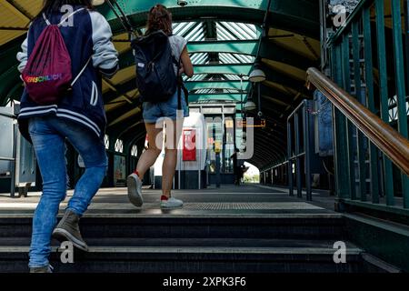 Fahrgäste im U-Bf Eberswalder Straße 2024-08-06 Deutschland, Berlin Fahrgäste der der Berliner U-Bahn im Hochbahnhof Eberswalder Straße der Linie U2 in Prenzlauer Berg. *** Passengers at Eberswalder Straße underground station 2024 08 06 Germany, Berlin Passengers on the Berlin underground at Eberswalder Straße elevated station on the U2 line in Prenzlauer Berg Stock Photo