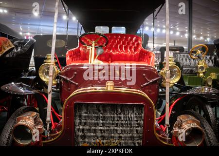 LURAY, Virginia, United States — A 1906 Cadillac Double Tulip Touring car on display, showcasing its single-cylinder, water-cooled gasoline engine. Manufactured by the Cadillac Motor Car Company in Detroit, Michigan, this elegant and comfortable model was popular in its time, despite many manufacturers moving to two or four-cylinder engines. Stock Photo