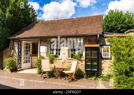 Flowered and picturesque facade of a shop in Giverny's where French painter Claude Monet lived, Normandy region, France. Stock Photo