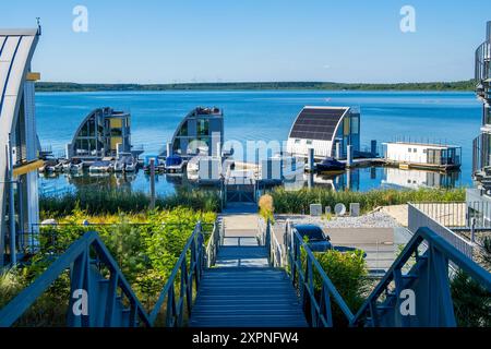 Sommer im Lausitzer Seenland DEU/Deutschland/Sachsen/Geierswalde, 06.08.2024, Sommer am Geierswalder See im Lausitzer Seenland, Lausitz Resort / Wohnhafen Scado mit schwimmenden Ferienhaeusern am Geierswalder See. *** Sommer im Lausitzer Seenland DEU Germany Saxony Geierswalde, 06 08 2024, Summer at Lake Geierswalde in the Lusatian Lakeland, Lausitz Resort residential harbor Scado with floating vacation homes on Lake Geierswalde AF Geierswalde 88141.jpeg Stock Photo