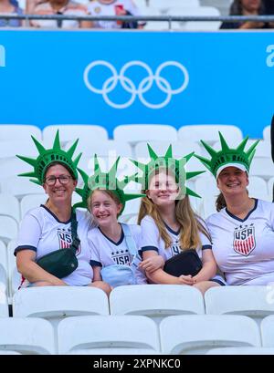 Fans USA Statue of Liberty at the women Olympic semifinal match GERMANY, USA. , . in Lyon, France. Season 2024/2025 Photographer: ddp images/star-images Credit: ddp media GmbH/Alamy Live News Stock Photo