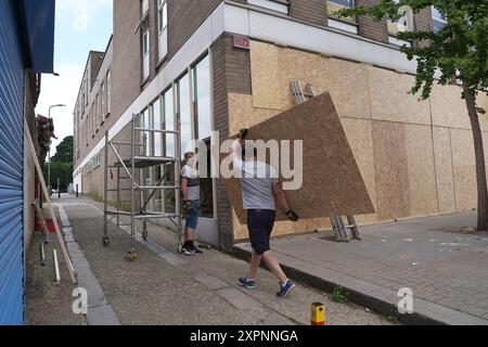 Windows being boarded up at Foxtons in North Finchley, London ahead of an anti-immigration protest. Picture date: Wednesday August 7, 2024. Stock Photo