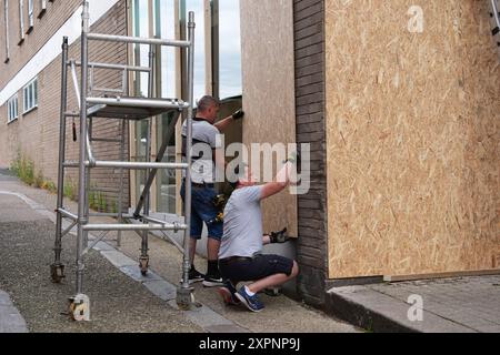 Windows being boarded up at Foxtons in North Finchley, London ahead of an anti-immigration protest. Picture date: Wednesday August 7, 2024. Stock Photo